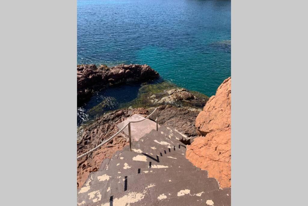 Cap Neree Petit coin de paradis pieds dans l eau Saint-Raphaël Extérieur photo